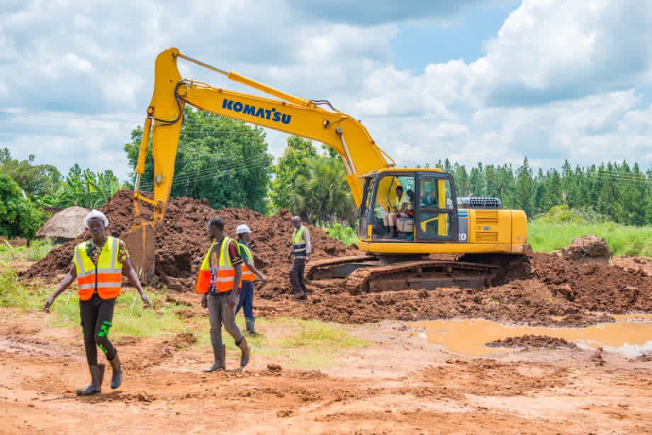Site lighting towers at night